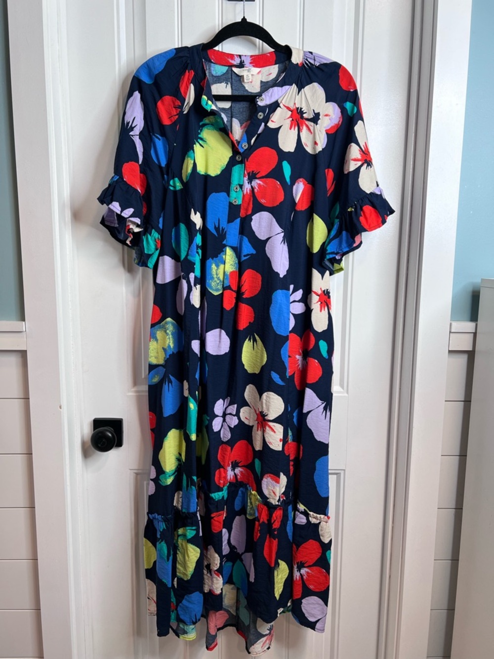 Terra & Sky Navy Vibrant Floral Button-Front Short Sleeved Midi Dress. Size 0X.